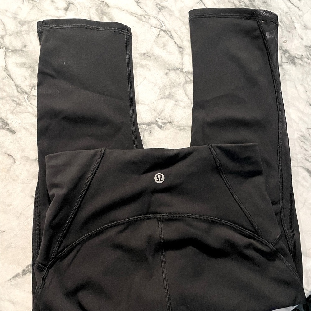 Lululemon black crop high rise yoga pants-with mess sides